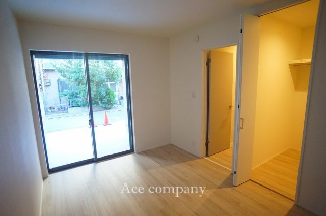 【寝室】 | 八尾市竹渕1丁目 | 【1階：洋室6帖】ウォークインクローゼットがあるお部屋です♪