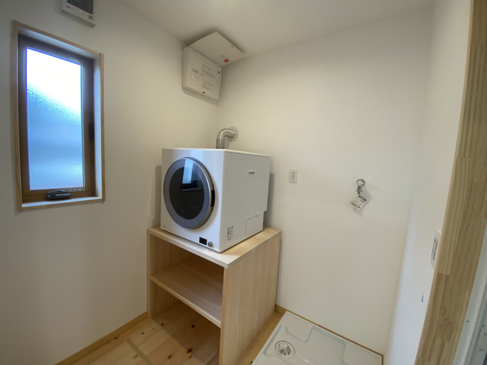 丹波市氷上町石生の中古一戸建の脱衣所|洗濯機置場、乾燥機付き