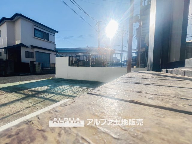 ~武蔵村山岸3丁目~ Remodeled Homeの展望|【Add color】
◆彩りを添えて◆窓際から吹き込む清々しい風。夏の暑い時期を通り越し、少し過ごしやすくなってきた。風の唄を聴き、季節を肌で感じられる自慢の場所