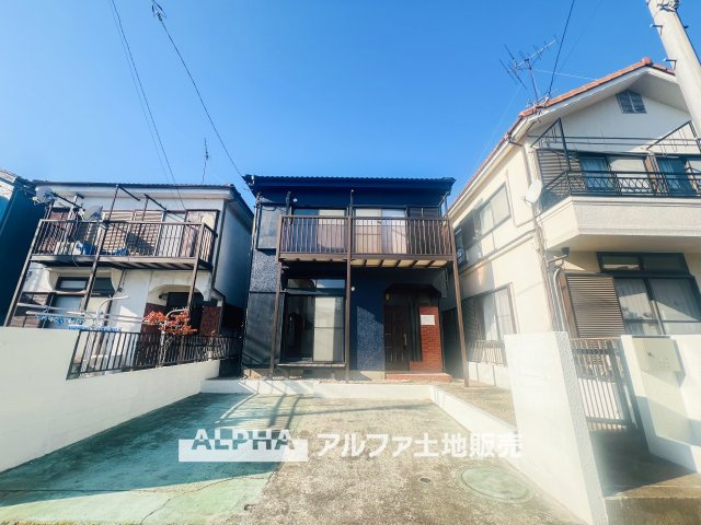 ~武蔵村山岸3丁目~ Remodeled Homeの外観|【Living room】
◆時を忘れる場所◆ここにはみんなが集い、食事と楽しい会話が始まる。話に夢中になりすぎて、ついつい時を忘れ夜半過ぎになってしまう。そんな束の間の幸せを感じさせてくれる場所。