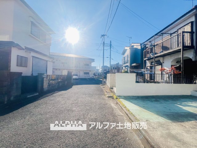 ~武蔵村山岸3丁目~ Remodeled Homeの前面道路含む現地写真|【Cool wind】
◆窓を開けると◆大きな窓から降り注ぐ眩いくらいの日差し。暗い部分が一つもないことがコンセプトとなっており、家の中が全て明るいことがポイント。気持ちが高揚するお住いです。