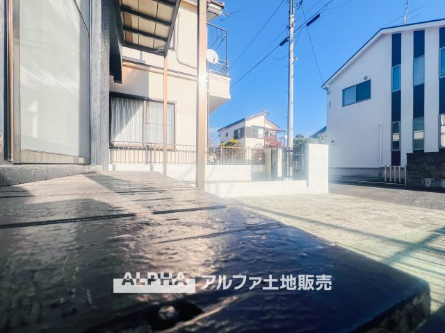 ~武蔵村山岸3丁目~ Remodeled Homeの駐車場|【Parking for 2 cars】
◆駐車場2台分◆「車が増えそう」「1台は別の駐車場に停めている」など、駐車スペースに関するお悩みがある方におすすめ。