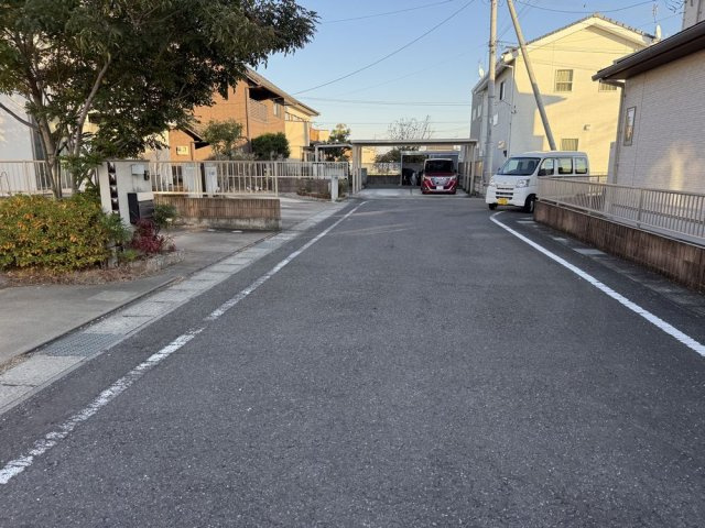 前橋市幸塚町　中古住宅の前面道路含む現地写真