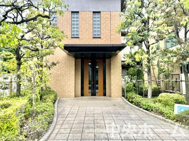 クレストコート金町|【エントランス】マンションのエントランスは、その物件の印象を決める、顔とも言える場所です。毎日通る場所ですからきれいなのが一番です。エントランス内はオートロックですので暮らしの安全も確保されています。