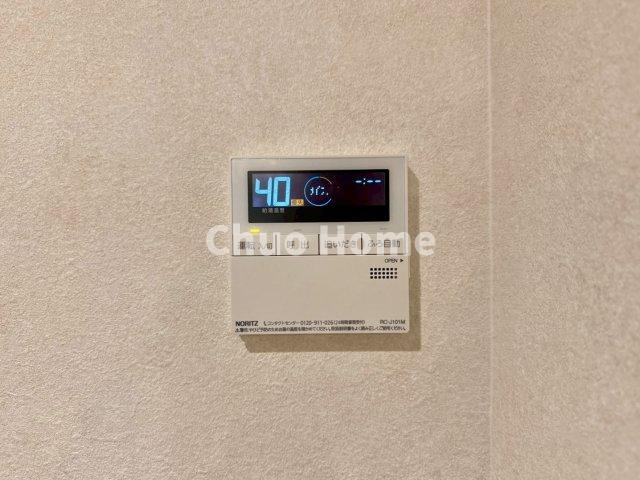 クレストコート金町の発電・温水設備|【給湯リモコン】外での一日を忘れさせてくれるオートバス機能でお好みの湯量・温度に調整された浴槽。