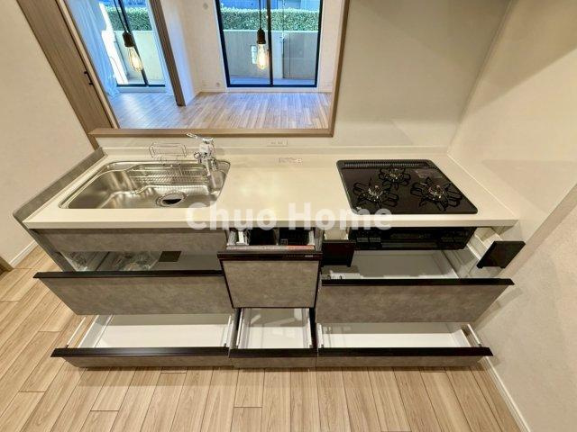 クレストコート金町のキッチン|ワイドで収納豊富なシステムキッチン・