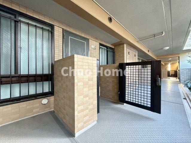 クレストコート金町の玄関|専用ポーチ