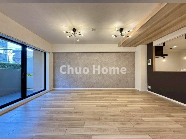 クレストコート金町のキッチン|視界に広がりを生むオープンなキッチン。料理や片付けをしながら、家族との会話を楽しんだり、リビングで遊ぶ子どもを見守れます。ご見学時には家具の配置などもイメージしながらぜひご覧になって見て下さい。