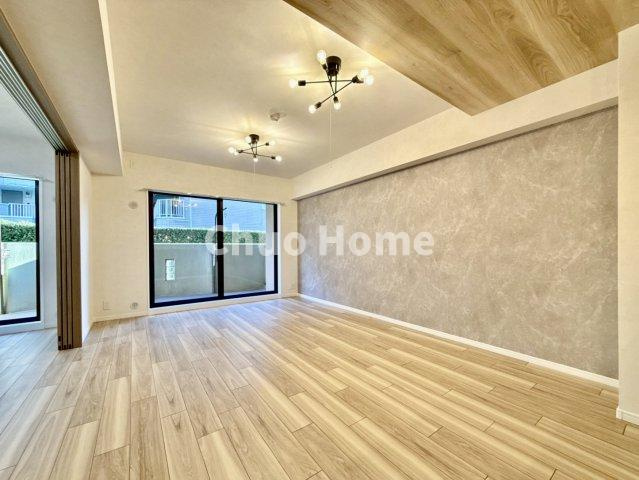 クレストコート金町の居間・リビング|【リビングダイニング】一日の中で多くの時間を過すことになるリビングダイニングだからこそ、いつも穏やかな空間であることが必然。爽やかな通風と採光を存分に感じる事が出来る空間です。