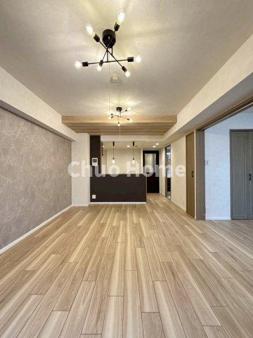 クレストコート金町のダイニング|【ダイニング】忙しい朝でも、しっかり家族が揃って食事をして頂けるゆとりある大きさのダイニングスペース。奥様が作る手料理をカウンター越しに受けとって頂き、テーブルで囲む素敵な時間を存分に愉しんで下さい。