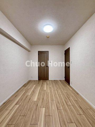 クレストコート金町の寝室|【寝室】心と体をゆったりと安らげる主寝室。寝室のゆとりが大きい分だけ、暮らしの安らぎは深まります。一日の疲れを癒すだけでなく、ご夫婦の親密な語らいを紡ぎ出します