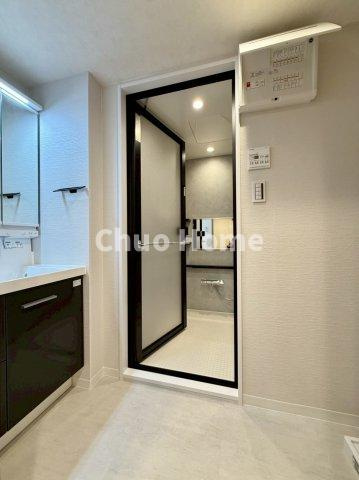 クレストコート金町の脱衣所|【洗面所】明るい洗面所は朝をすっきりさせてくれる空間です。バタバタしている忙しい朝でも収納が多い洗面台では短い時間で効率良く支度ができます。