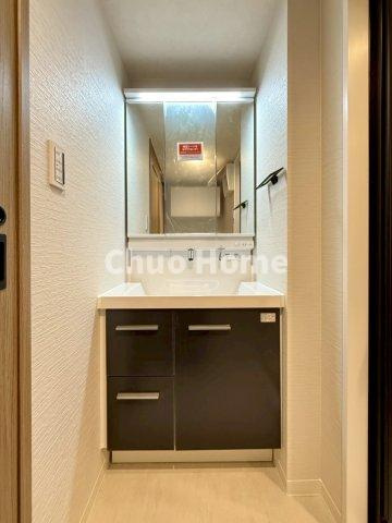 クレストコート金町の独立洗面台|【洗面化粧台】洗面化粧台には三面鏡を採用。身だしなみを整えやすい事はもちろんですが、鏡の後ろに収納スペースを設ける事により、散らかりやすい洗面スペースをすっきりさせる事が出来るのも嬉しいですね