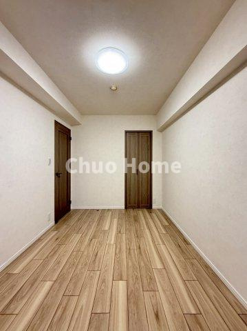 クレストコート金町の洋室|【洋室】快適に過ごす条件は、一人ひとり違います。だからこそ飾り過ぎないシンプルな内装と偏り過ぎないデザインで統一しております。居住していく中でオーナー様だけの【マイホーム】に創り上げて下さい