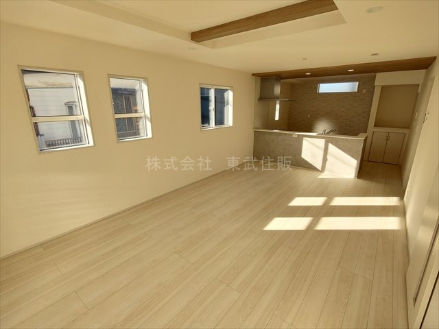 【居間・リビング】 | 川越市笠幡　全3棟　1号棟 | ゆったりとした19.0帖のリビングです