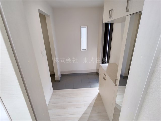 【玄関】 | 川越市笠幡　全3棟　1号棟 | 収納もある玄関です