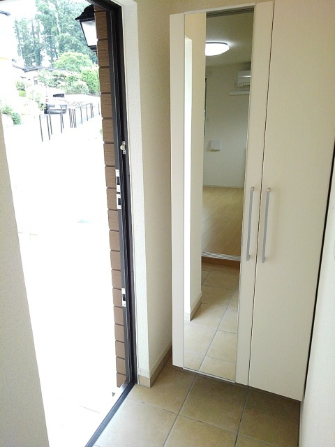 川崎市麻生区上麻生５丁目のアパートの玄関