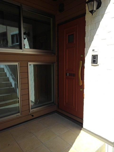 川崎市麻生区上麻生５丁目のアパートのエントランス