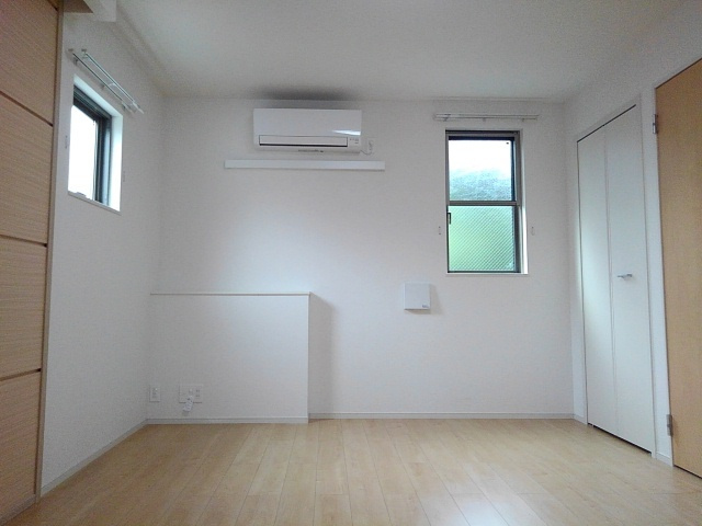 川崎市麻生区上麻生５丁目のアパートの居間・リビング