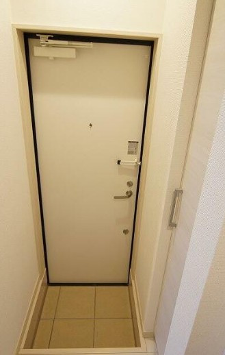 ホームズ千住の玄関