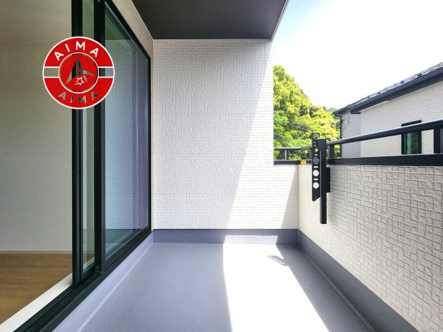 福岡市西区今宿東3丁目第1-3棟（A号棟）のバルコニー|風をしっかりと感じられるバルコニーでは、毎日が洗濯日和です。広々としているので洗濯も楽しくなるでしょうし、気分転換にバルコニーからの眺めを楽しむのもいいでしょう。