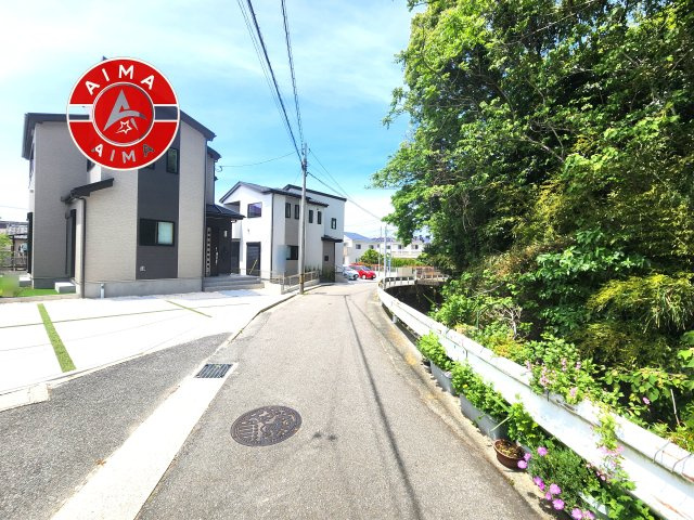 福岡市西区今宿東3丁目第1-3棟（A号棟）の前面道路含む現地写真|前面道路は閑静な住宅地をはしる車通りの少ない道路。お車の出し入れが苦手なママや小さなお子様にも安心ですね。しっかり舗装もされているので、ベビーカーや自転車で通っても快適に通行できます。