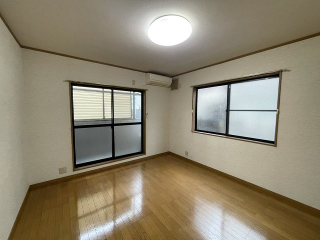 新潟市中央区上所上１丁目のアパートの居間・リビング