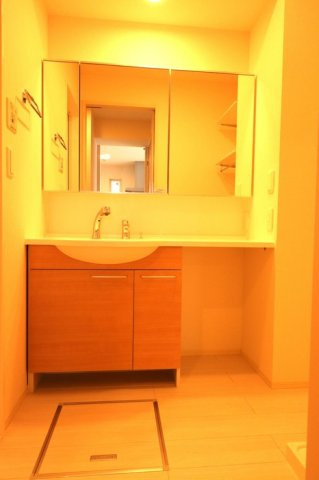 プロムナード新堀の洗面所|ゆったりとスペースのある洗面所