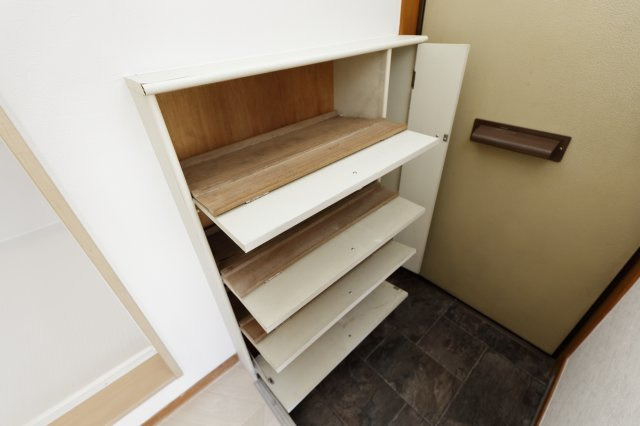 アールハイツの玄関