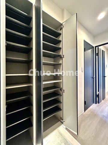 南砂キャピタルコータースの玄関|【玄関】玄関には大型のシューズクローゼットを設置しておりますのでいつでもスッキリりとした空間を保てます。玄関周りを清潔に使うのはとても大事なことですよね。