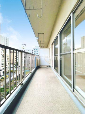 【バルコニー】 | 南砂キャピタルコータース | 【バルコニー】幅もあって、奥行きもあるゆとりのバルコニー。洗濯物を干したり乾かしたりだけでなく、ただ出てみるだけでも気持ちいいですよ。