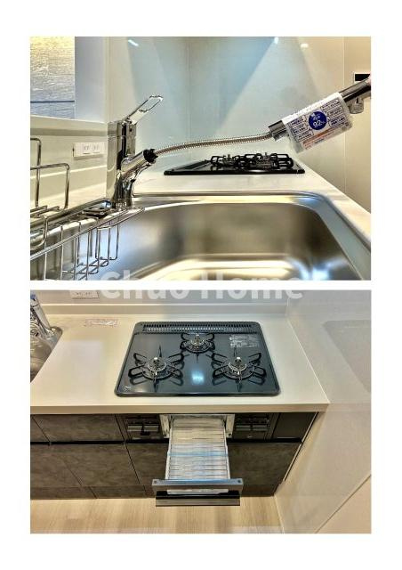 南砂キャピタルコータースのキッチン|【キッチン水栓】キッチン水栓はシャワーヘッドが伸びますのでシンクの隅々まで届きます。【三ツ口コンロ】奥様に好評な三ツ口コンロと魚焼きグリルです。