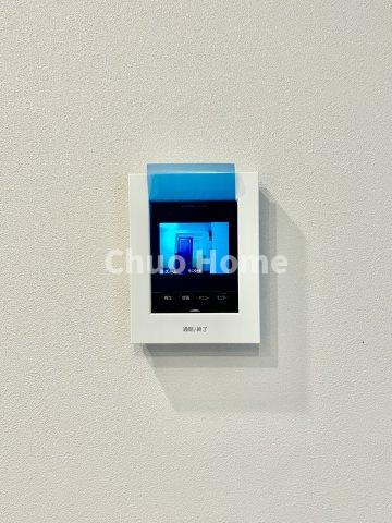 南砂キャピタルコータースのセキュリティ|【モニターホン】誰が来たかすぐにわかるカラーモニター付きインターホン。通話ボタンを押すまでは室内の音は漏れていませんので相手を確かめてから応対できます。