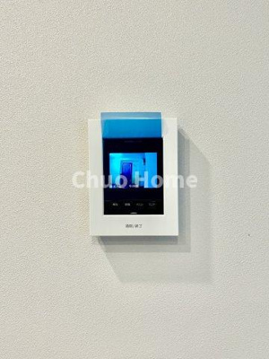 【セキュリティ】 | 南砂キャピタルコータース | 【モニターホン】誰が来たかすぐにわかるカラーモニター付きインターホン。通話ボタンを押すまでは室内の音は漏れていませんので相手を確かめてから応対できます。