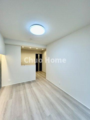 【ダイニング】 | 南砂キャピタルコータース | 【ダイニング】忙しい朝でも、しっかり家族が揃って食事をして頂けるゆとりある大きさのダイニングスペース。奥様が作る手料理をカウンター越しに受けとって頂き、テーブルで囲む素敵な時間を存分に愉しんで下さい。