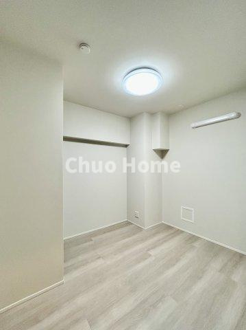 南砂キャピタルコータースの寝室|【寝室】心と体をゆったりと安らげる主寝室。寝室のゆとりが大きい分だけ、暮らしの安らぎは深まります。一日の疲れを癒すだけでなく、ご夫婦の親密な語らいを紡ぎ出します