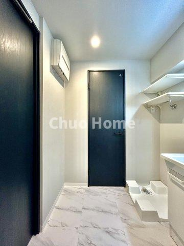 南砂キャピタルコータースの脱衣所|【洗面所】明るい洗面所は朝をすっきりさせてくれる空間です。バタバタしている忙しい朝でも収納が多い洗面台では短い時間で効率良く支度ができます。