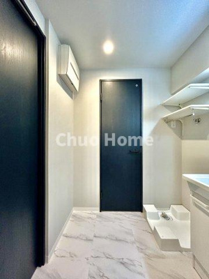 【脱衣所】 | 南砂キャピタルコータース | 【洗面所】明るい洗面所は朝をすっきりさせてくれる空間です。バタバタしている忙しい朝でも収納が多い洗面台では短い時間で効率良く支度ができます。