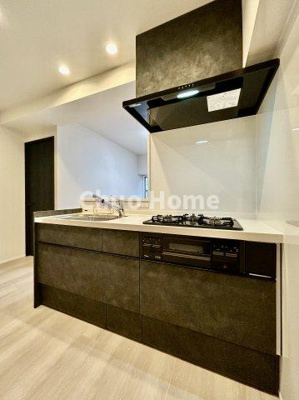 【キッチン】 | 南砂キャピタルコータース | 【システムキッチン】ワイドで収納豊富な使い勝手の良いカウンターキッチンには、伸縮タイプのキッチン水栓、三ツ口コンロ・魚焼きグリルなどの便利な設備が標準完備されています。