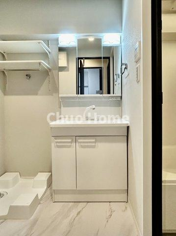 南砂キャピタルコータースの独立洗面台|【洗面化粧台】洗面化粧台には三面鏡を採用。身だしなみを整えやすい事はもちろんですが、鏡の後ろに収納スペースを設ける事により、散らかりやすい洗面スペースをすっきりさせる事が出来るのも嬉しいですね