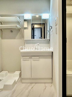 【独立洗面台】 | 南砂キャピタルコータース | 【洗面化粧台】洗面化粧台には三面鏡を採用。身だしなみを整えやすい事はもちろんですが、鏡の後ろに収納スペースを設ける事により、散らかりやすい洗面スペースをすっきりさせる事が出来るのも嬉しいですね