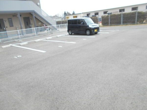 コンフォールの駐車場