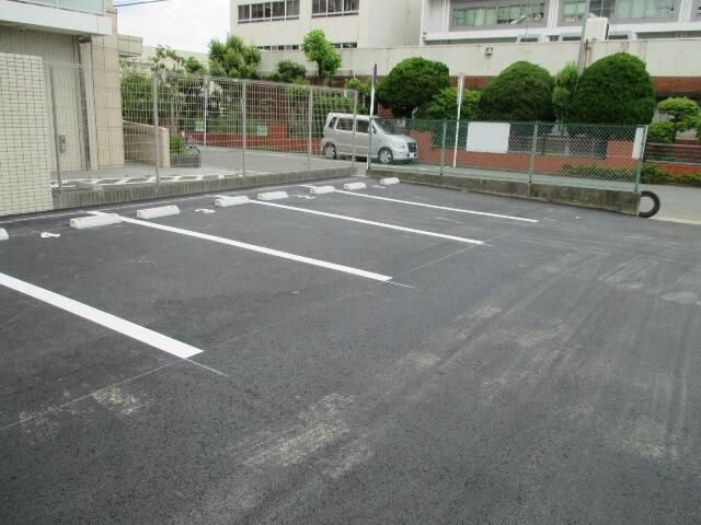 ＡＴＴビルの駐車場