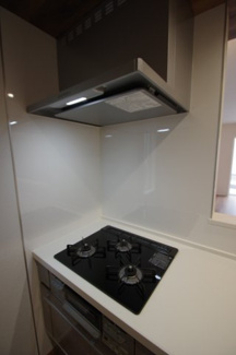 【キッチン】 | 【仲介手数料無料！！】川崎市麻生区王禅寺東4丁目　新築戸建て（全5棟）4号棟　5080万円 | フラット型レンジフード