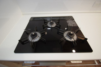 【キッチン】 | 【仲介手数料無料！！】川崎市麻生区王禅寺東4丁目　新築戸建て（全5棟）4号棟　5080万円 | ガラストップコンロ