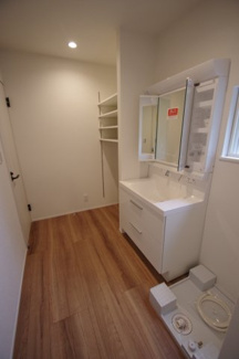 【脱衣所】 | 【仲介手数料無料！！】川崎市麻生区王禅寺東4丁目　新築戸建て（全5棟）4号棟　5080万円 | 洗面所