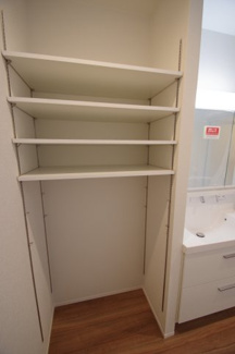 【収納】 | 【仲介手数料無料！！】川崎市麻生区王禅寺東4丁目　新築戸建て（全5棟）4号棟　5080万円 | 洗面所の稼働棚
