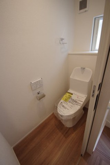 【トイレ】 | 【仲介手数料無料！！】川崎市麻生区王禅寺東4丁目　新築戸建て（全5棟）4号棟　5080万円 | 2階トイレ