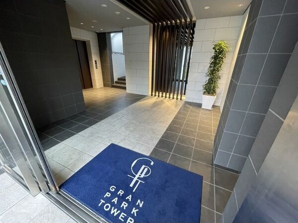 グランパークタワーのエントランス