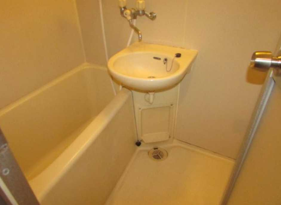 セントウェル　バストイレ別　最上階　南東角部屋の浴室